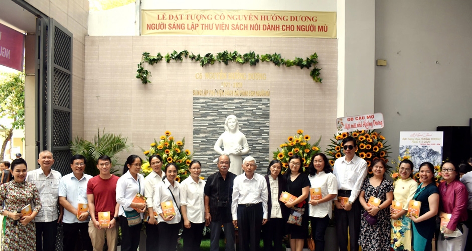 Tập thể chụp ành tượng HD.jpg