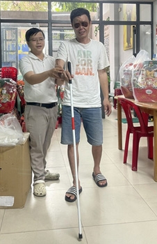 Loc tặng gậy.jpg